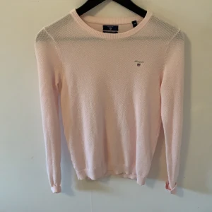 Gant stickad tröja  - Ljus rosa gant tröja                                                                     Helt oanvänd och köpt för 1000kr