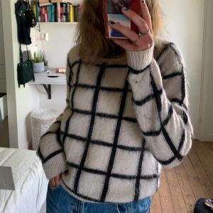 Tjocktröja - Rutig tjocktröja från danskt märke! Används inte längre. Bra skick. Köparen står för frakt kan annars mötas upp i Stockholm💕
