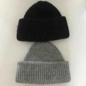 Mössor - Säljer två par superfina mössor 100 kr styck + 44 kr frakt😍