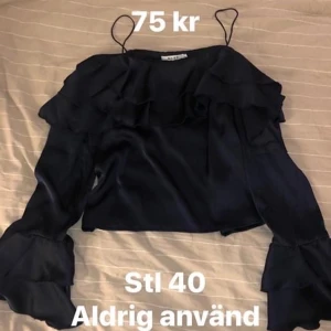 Na-kd topp, stl 40 - Säljer topp från NA-KD pga använder aldrig. Nyskick, stl 40. Köparen står för frakten!