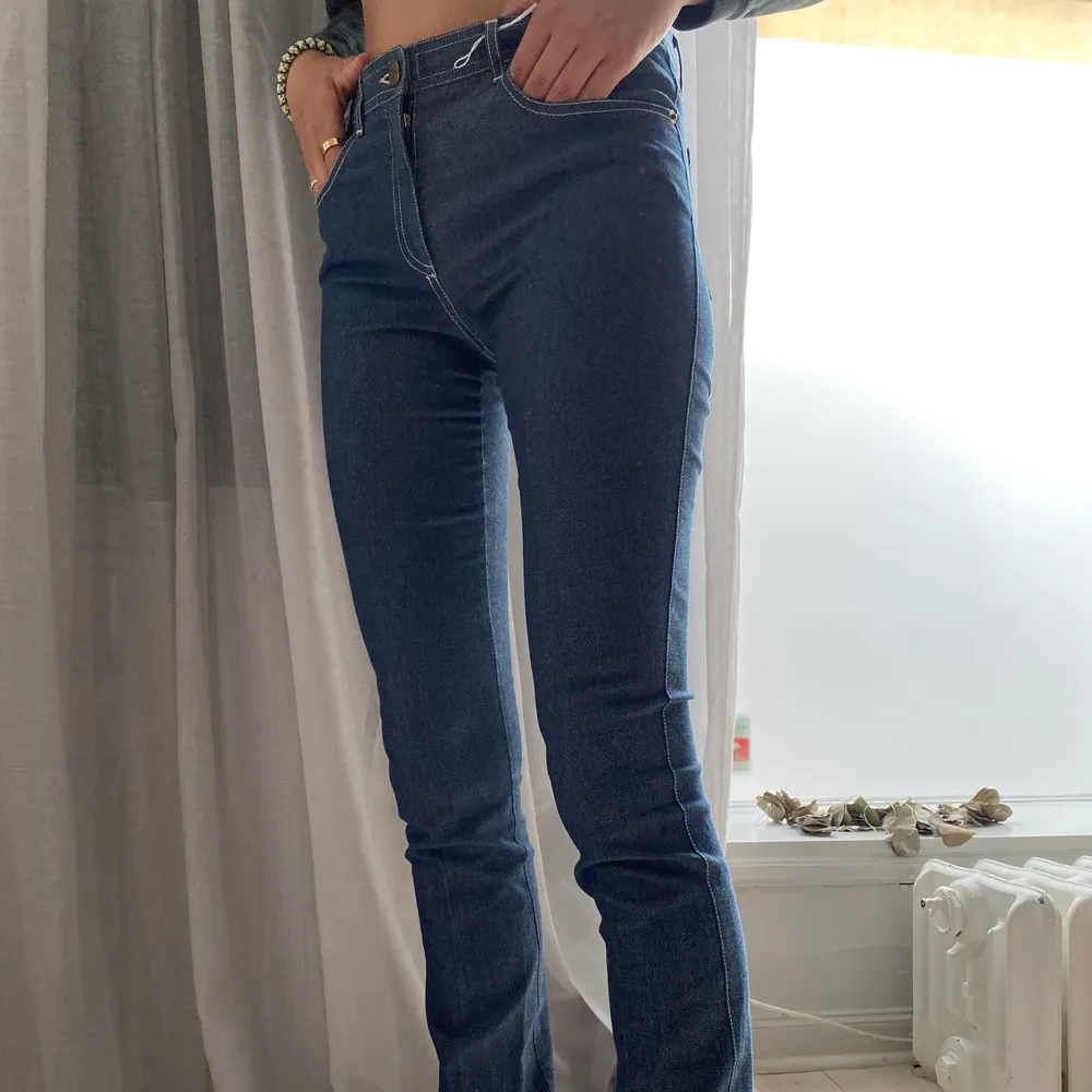 Jätte snygga Chloe jeans, thriftade dem i London. Bekväma och sitter asbra. Cool detalj på fickan. Nya Chloe jeans kostar runt 4000-5000, så dessa är ett kap! Jag är 174 lång. Jeans & Byxor.