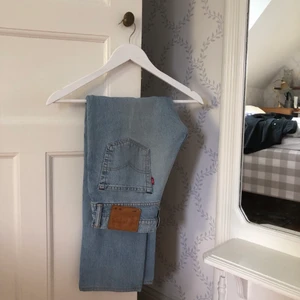 Ljusa Levis  - Väldigt ljust par Levis byxor i modellen 511. De är ganska raka men alderless för små för mig nu. 