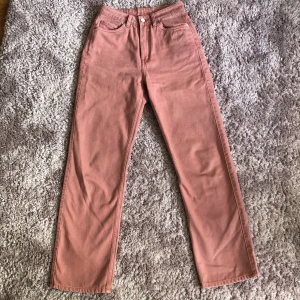 Weekday jeans - Ett par weekday jeans i modellen row. Färg: dusty pink. De är användna 3 gånger men är i princip nyskick.  Färgen går inte längre att köpa hos weekday därav fick jag lägga in en bild på jeansen i en annan färg. Säljer pga. för stora för mig.Nypris: 500kr 