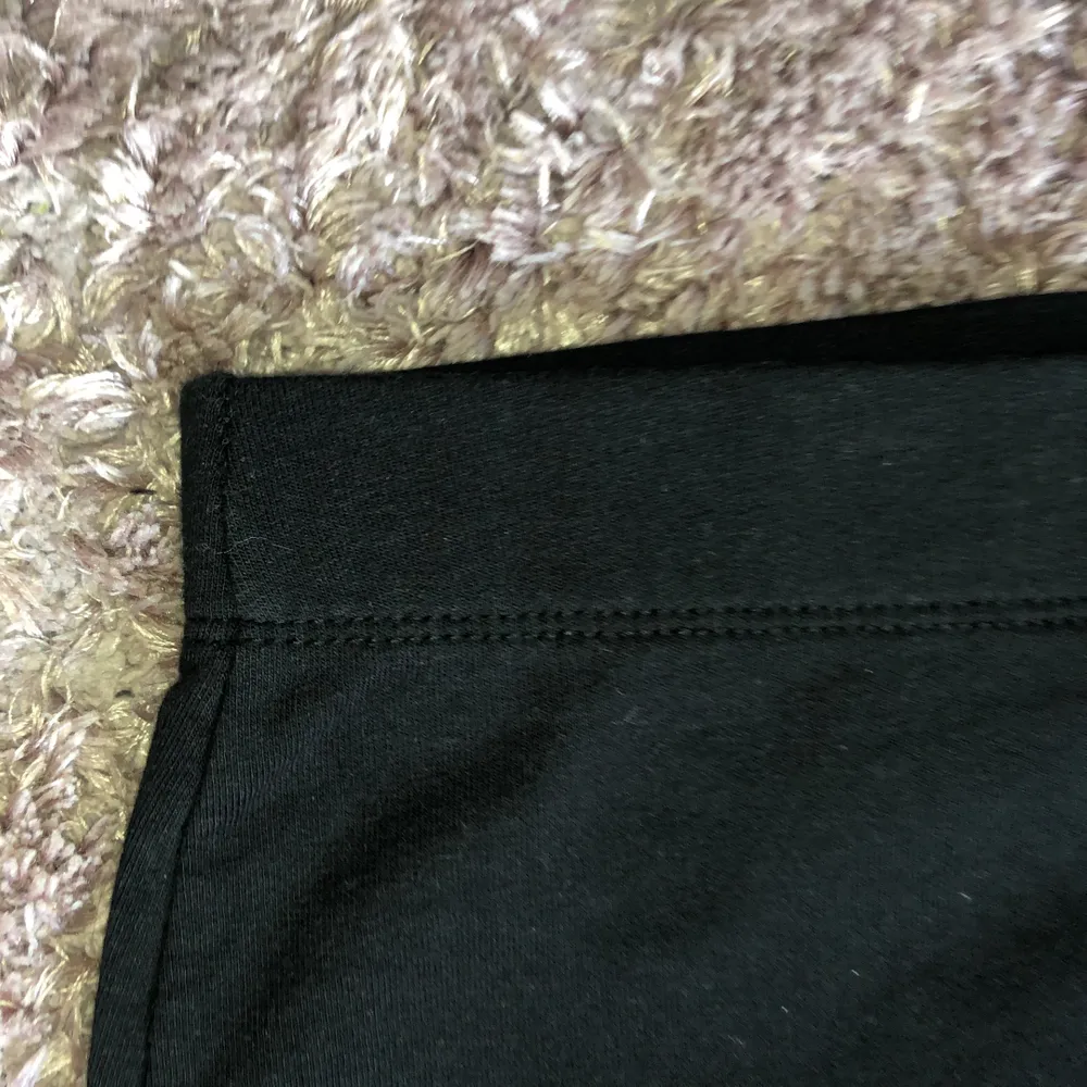 Oanvänd svart tight kjol i stretchigt material. . Kjolar.
