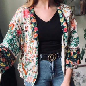 Blommig jacka - Blommig jacka från Zara. I gott skick. Storlek small. Finns i Örebro. 