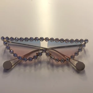 y2k Solglasögon från beyond retro✨ - Säljer dessa balla solglasögon för 65kr’ som jag själv köpte för 200kr på beyond retro! 💕💗💅🏻✨😎 buda på och det är +frakt