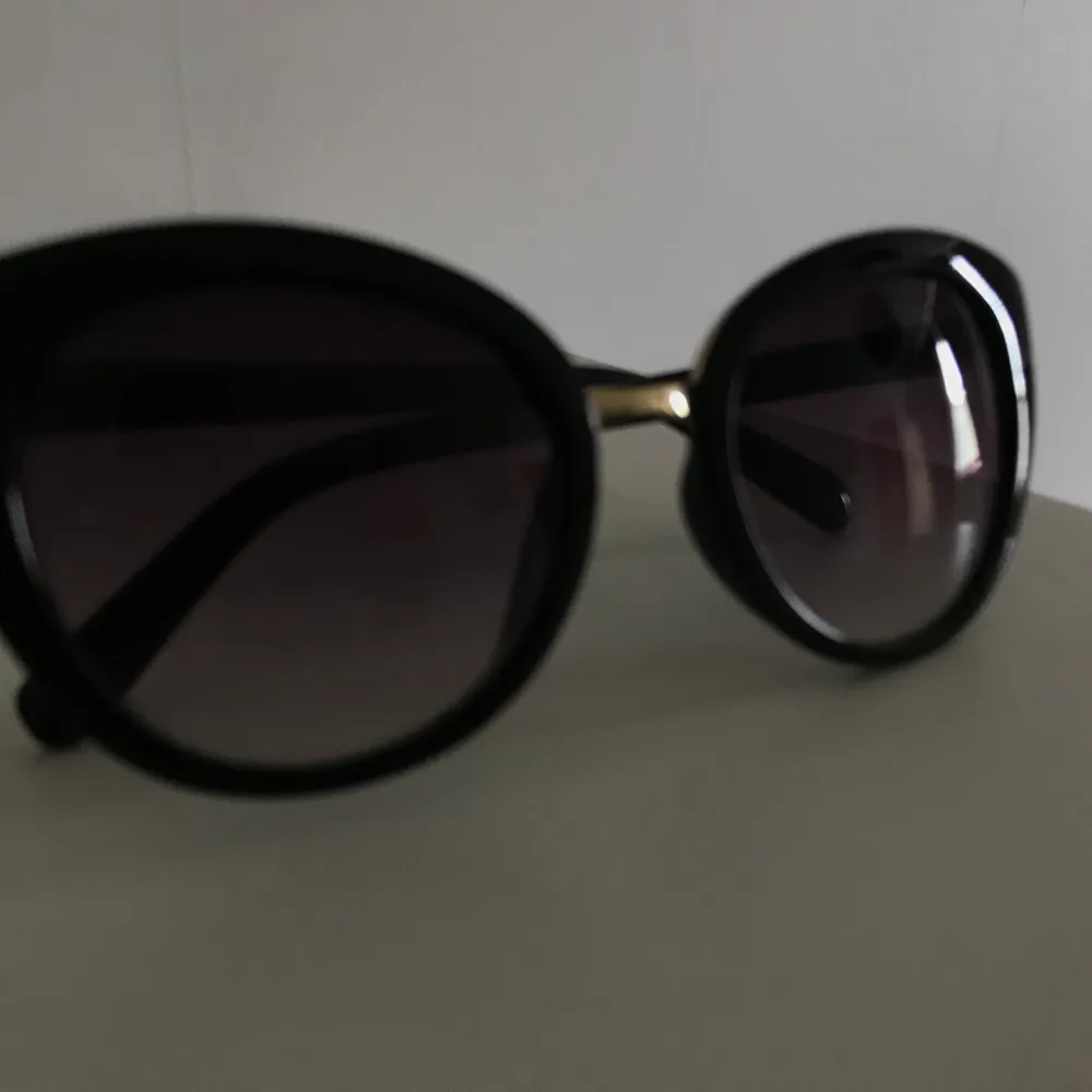 En fina solglasögon i svart färg 😎 . Accessoarer.