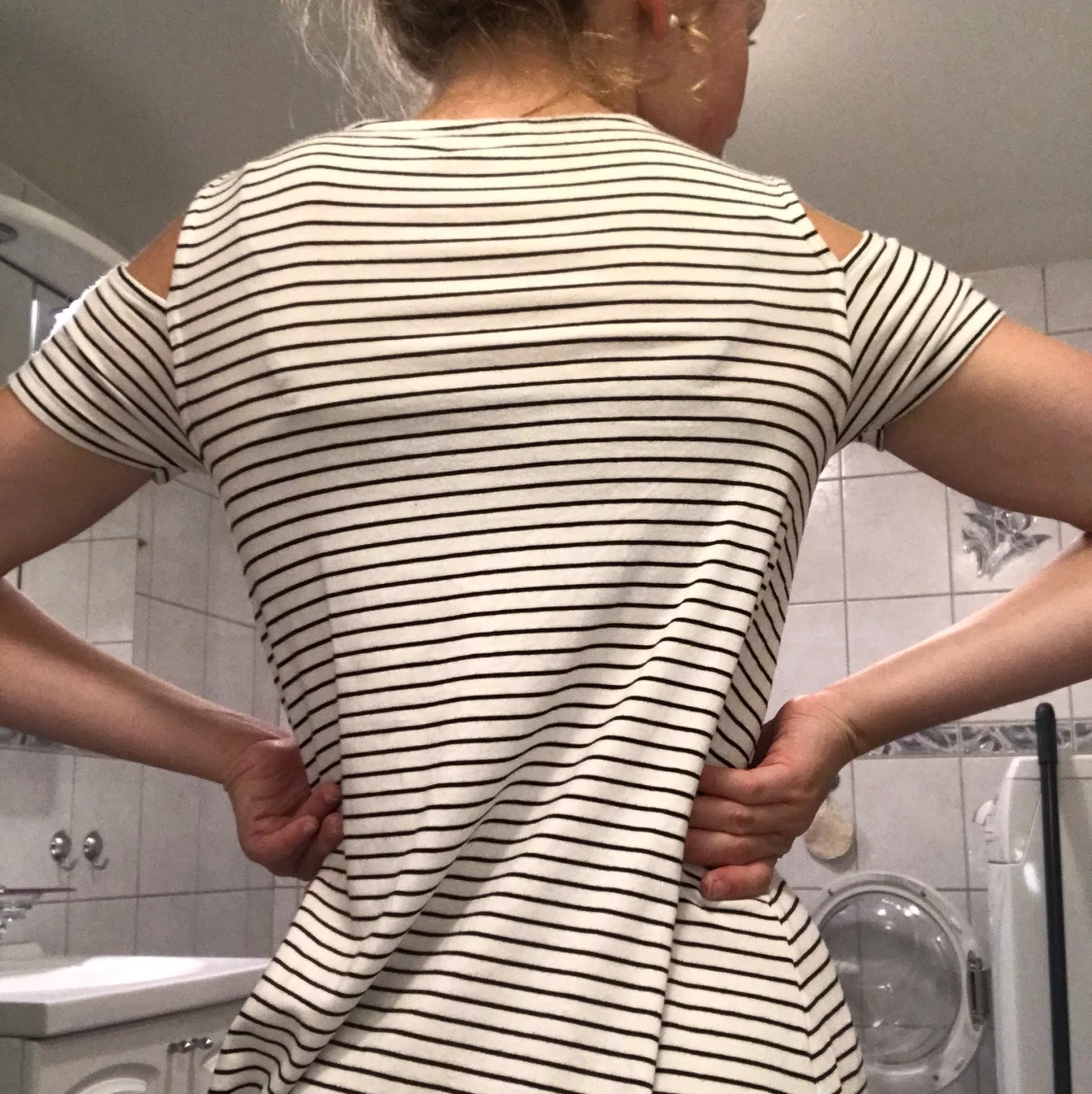 Svart o vit randig klänning