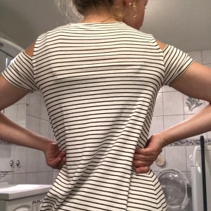 Svart o vit randig klänning - Denna klänning är inköpt ett år sedan och sedan dess bara använd 1 gång! Säljer då den inte kommer till användning🥰 frakt tillkommer!