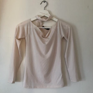 Ljusbeige/rosa topp - Knappt använd topp, storlek XS 