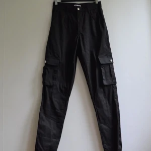 Cargopants - Ett par cargopants från MADLADY. Aldrig använda, prislappen är ej kvar för planerade att använda dem men blev inte så. Byxorna har fickor på sidorna och lite lätt resor i bensluten. Frakt 59kr 💕