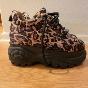 Leopard buffalos - Coola leopard buffalos i limited edition, använda 1 gång storlek 36! Kan hämtas i Malmö men även fraktas, köparen står för frakten!😊 nypris 2500kr