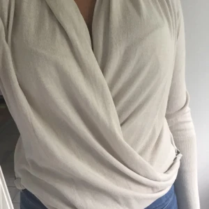  - Fin cardigan från Ginatricot. 60% viskos, 40% bomull, mycket bekväm och skön! Har "spännen" på vardera sida (se bild 3) så man kan ha den som en top också om så önskas. Resår längs med handled och underarm (bild 3). Storlek M men passar även XS-S utmärkt. 
