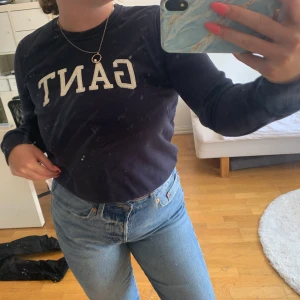 Marinblå gant tröja storlek S - Marinblå GANT tröja med vit text. Storlek S. Använd 2 ggr-mycket bra skick. Väldig bekväm. Nypris 500kr mitt pris 100kr