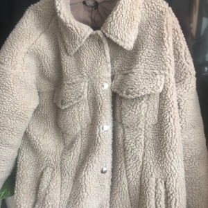 Shearling jacka (falsk päls)  - En superfin beige shearling jacka med falsk päls, denna har jag endast haft på mig ett par gånger tyvär är den för stor för mig men i perfekt skick!!💓Pris kan diskuteras!!