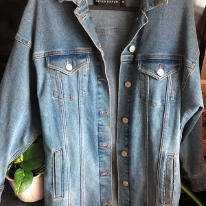 Jeansjacka - En oversize jeansjacka från bikbok. Har endast tagit på mig 2 gånger och är i perfekt skick. Den kostade 600kr. Xs men passar även S och M