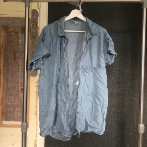 Kortärmad skjorta  - Kortärmad skjorta från monki. Väldigt skrynklig. Den är rätt så lång. Köpare står för frakt 