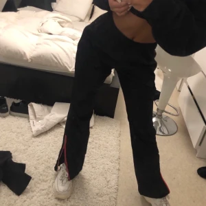 Raka byxor - Jättefin passform, svårt att framhäva detaljer och strukturerna på bild men de är typ täckbyxor material🦋 dragkedja längst ner snygg o ha som slits🌸 passar en xs/s⭐️