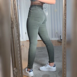 Militär gröna jeans - Tajta jeans med högre midja utan att vara för hög, passar helt ok på mig som är 160 men skulle passa perfekt på längre oxå. Väldigt bra skick