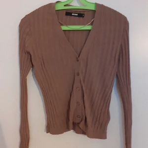 200 - Plagg från bikbok köpt för 300 säljer för 200. Endast använd en gång. Frakt ingår i priset.🥰 dma för fler bilder.