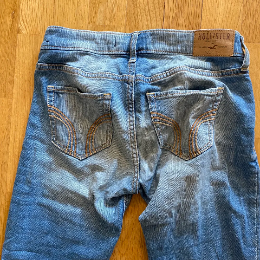 Blåa jeans med hål från Hollister, W 24 & L 31! Köparen står för frakten🥳. Jeans & Byxor.
