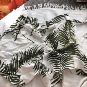 Shorts från HM - Shorts från HM med snörning och blixtlås framtill, storlek 36. Använd fåtal gånger. 40kr 