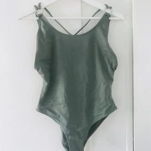 Militärgrön baddräkt - Baddräkten är i storlek S, inköpt från bikbok för ca 2 år sen, dock aldrig använd. 