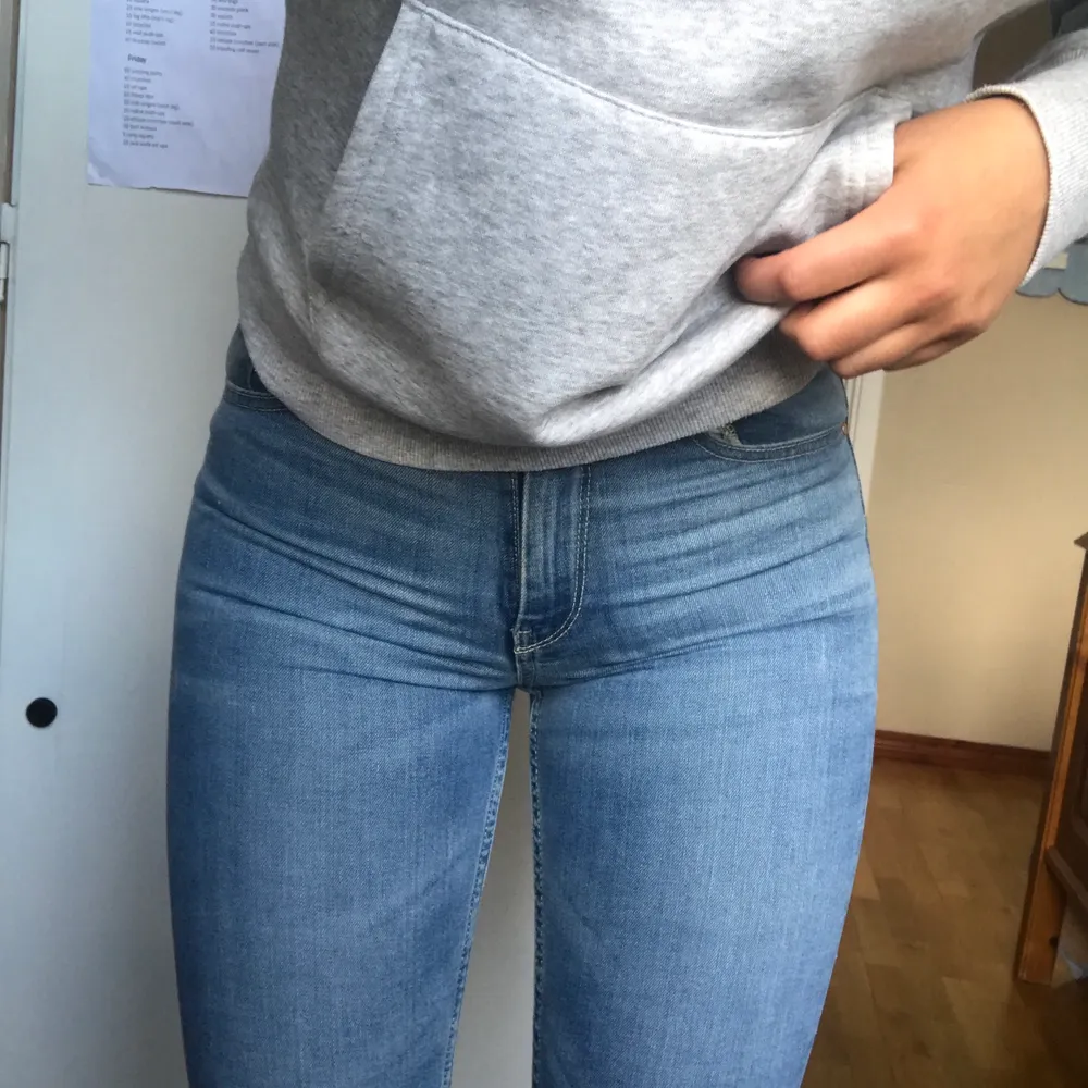 Säljer dessa perfekta tajta jeans som jag ALDRIG har använt pga. att de är för små på mig. Som du ser på bilden har den en jättefin färg som passar sommaren☀️Jättebra skick, jag skulle verkligen använda dem om de passade☺️Exkl. frakt💕Pris kan diskuteras🤝. Jeans & Byxor.