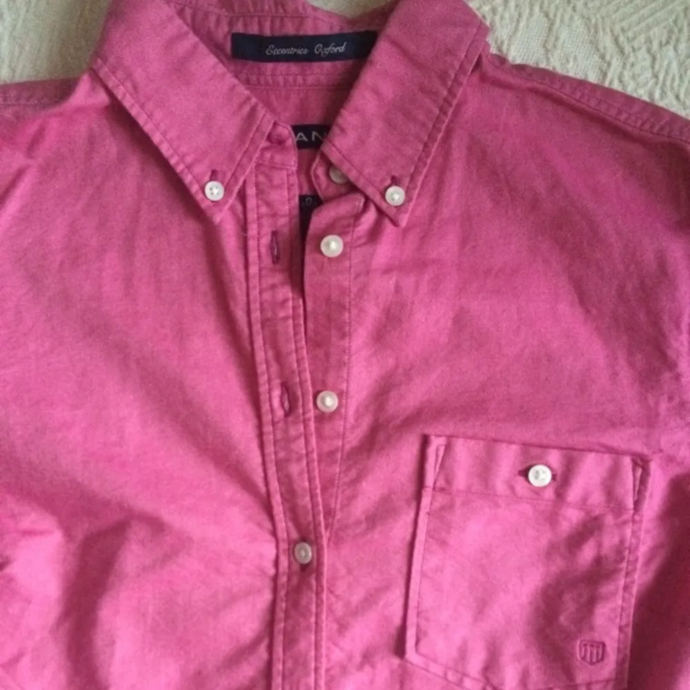 Rosa oxfordskjorta från GANT i nyskick.  Jag anser att denna modell är relativt stor i storleken så den passar både 34 och 36. . Blusar.