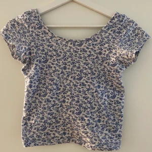 Topp - Topp med blåa blommiga detaljer! Köparen står för frakten🦋