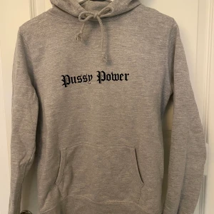 Huvtröja - En huvtröja från Madlady i strl.S. På trycket fram står det Pussy Power! Använd fåtal gånger. 