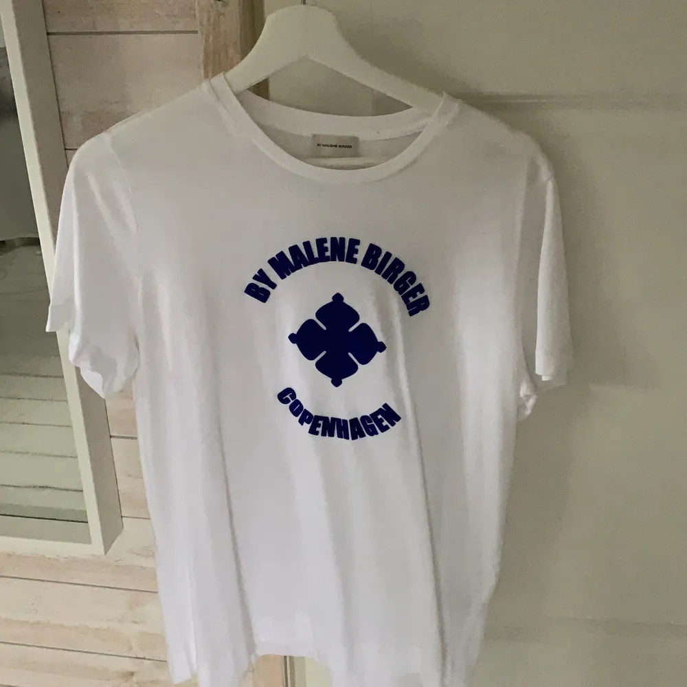 Vit Malene Birger t-shirt med blått samets tryck. Inget av trycket är avskavt. Aldrig använt. Den är också oversized. Hör gärna av dig vid intresse, pris kan diskuteras!. T-shirts.