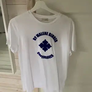 Vit Malene Birger t-shirt med blått samets tryck. Inget av trycket är avskavt. Aldrig använt. Den är också oversized. Hör gärna av dig vid intresse, pris kan diskuteras!