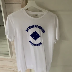 Malene Birger t-shirt - Vit Malene Birger t-shirt med blått samets tryck. Inget av trycket är avskavt. Aldrig använt. Den är också oversized. Hör gärna av dig vid intresse, pris kan diskuteras!