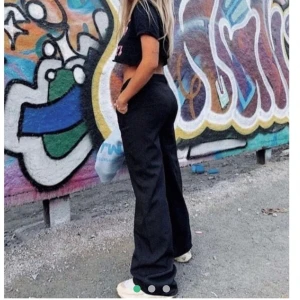 Svarta kostymbyxor  - Asballa kostymbyxor från madlady, säljer endast då jag är i behov av pengar! Läggs ut igen pga oseriös köpare:/ Skriv för egna bilder eller vid frågor, möts upp i Stockholm annars tillkommer frakt💗💗 Nypris: 500 kr