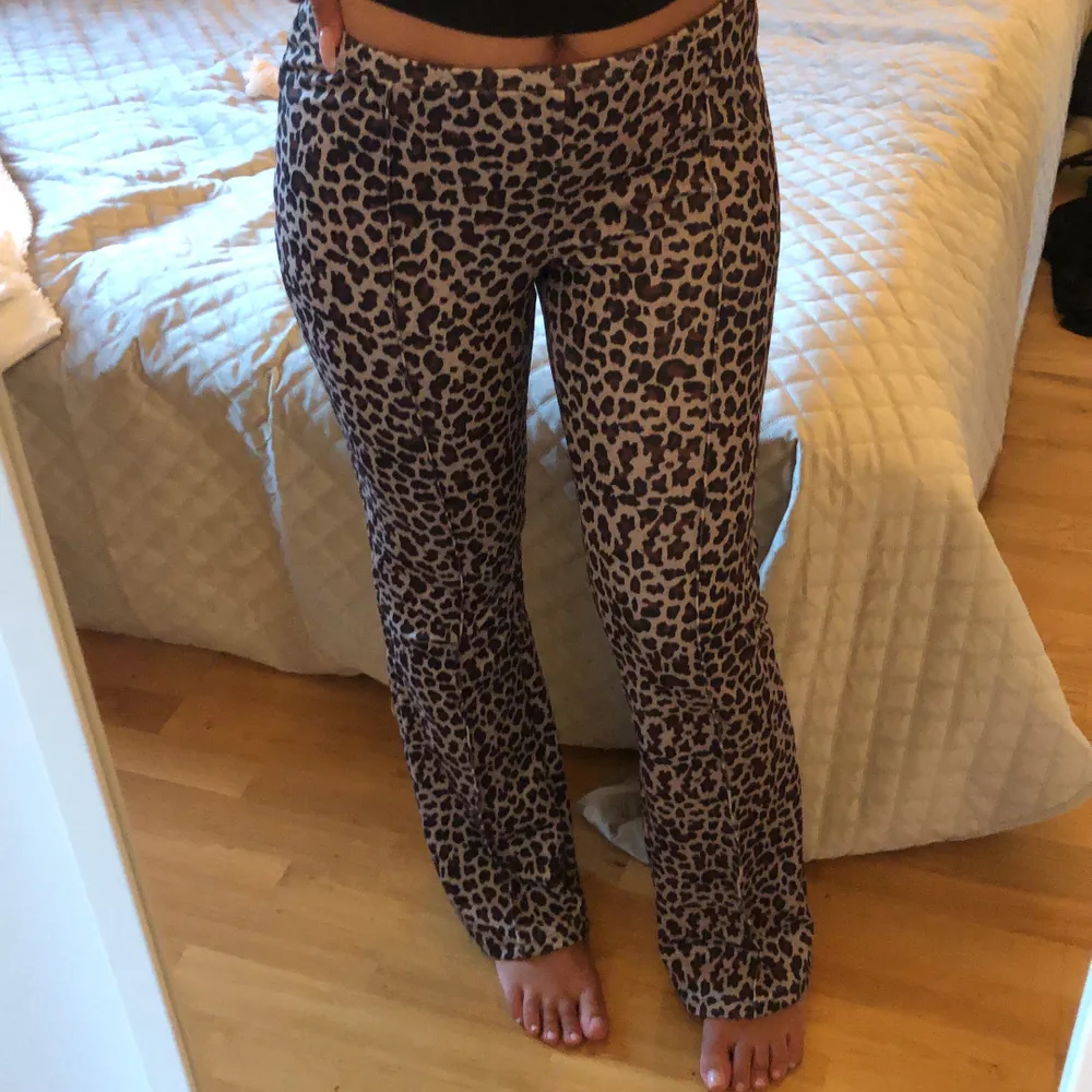 Leopard mönstrade byxor i mjukt stretchigt material, sitter väldigt skönt🥰 endast använda ett fåtal gånger, storlek S❤️. Jeans & Byxor.