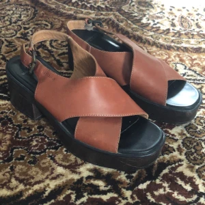 Vagabond sandaler i äkta läder  - 70-talsinfluerade sandaler från Vagabond i äkta läder. Använda men i fint skick. Normala i storlek. Kan mötas i Järfälla eller i Stockholm, postar mot frakt.