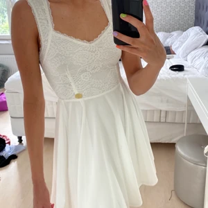 Vit klänning med spets - Denna klänning är bara använd en gång. Jag köpte den för 499 kr men sedan sydde jag även upp den lite hos skräddare. Skulle säga att den passar XS-S. Inga fläckar eller slitningar utan ser som ny ut. Jag är 172 cm.