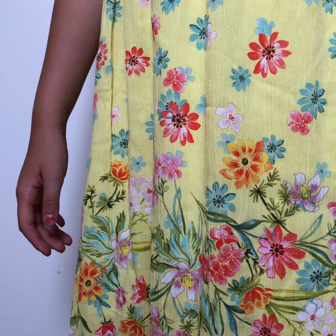 Gul och blommig klänning - 91