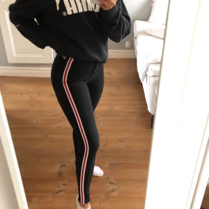 Jeans från Zara - Snygga jeans från zara. Sparsamt använda, säljer då den inte kommer till användning längre. Storlek S men passar både XS samt S. 70kr + frakt. 💛💫
