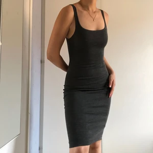 Grå bodycon klänning  - En figurnära bodycon klänning från zara som formar rumpan fint! Har en liten slits baktill;)