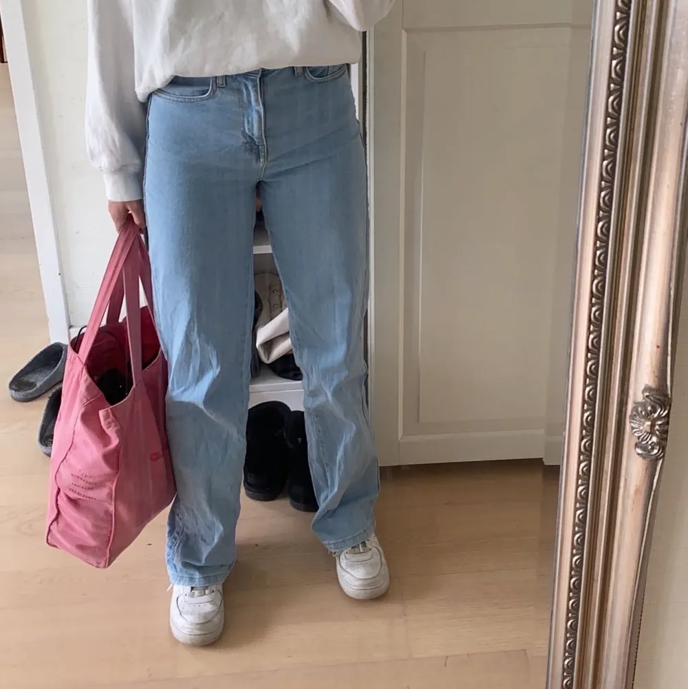 Jag är ca 165cm. köparen står för frakten som ligger på 60kr. Jeans & Byxor.