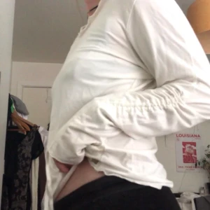 Vit tröja med  detaljer - Vit långärmad tröja med lite vågiga detaljer på över/nederkant och snörade ärmar typ. Bra skick! Kan mötas upp i sthlm 💋