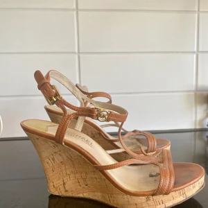 Michael Kors klackar - Äkta mk kilklackar på 9 cm. Guld detaljer. Bekväma att gå i. Inte använda mycket. 