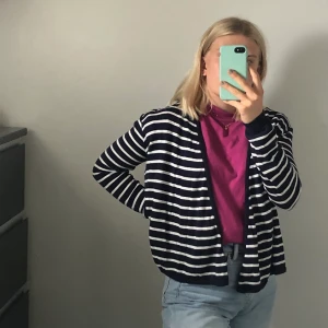 Randig kofta - Randig kofta från HM, storlek 158/164. Fint skick.  Möts upp eller fraktar (55kr)