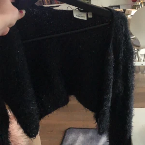 Mjuk över axlarna tröja  - Kort glittrig över axlarna topp mjuk o skön . 