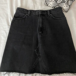Denim skirt - Snygg svart jeanskjol som passar perfekt i alla årstider! Den är i strl 34 (XS) och sitter som en smäck! 🦋 frakt tillkommer🦋