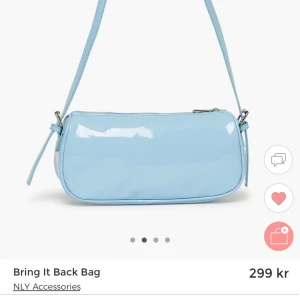 Blå baguett-väska  - Säljer min oanvända baguetteväska från Nelly💞dock en liten slitning som knappt syns när väskan används! frakt tillkommer på 63kr som köparen står för💞