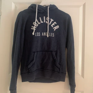 Hollister hoodie - En jättefin och mysig hoodie ifrån Hollister i storlek Xs, med håll nere vid händerna, som är tillför tummarna. Använd ett fåtal gånger. Köptes för 500/600kr.