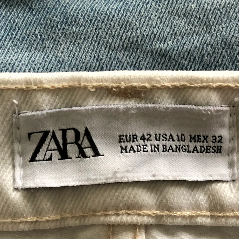 Jeans köpta från Zara i storlek 42 som är sparsamt använda. Säljer på grund av att dem nu dessvärre är för stora för mig, synd då jag verkligen gillade dem! Är 170 lång.                                                       Obs, köpare står för frakten. Jeans & Byxor.